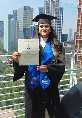 Egresada de UMOV en su ceremonia de graduación