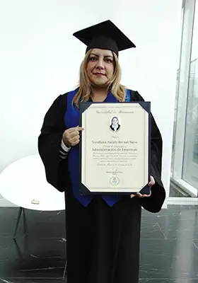 Egresada de UMOV en su ceremonia de graduación